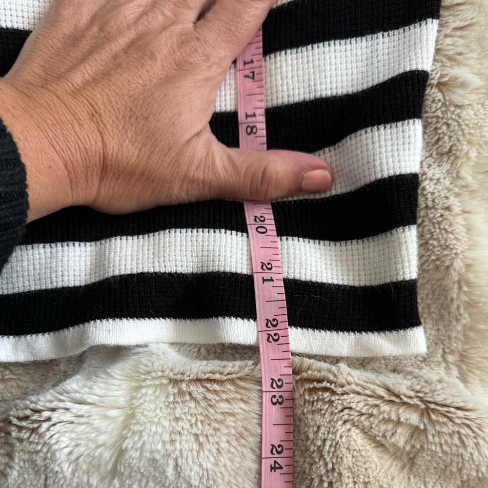 Cyrus women’s XS classic black and white striped sweater - Picture 7 of 7
